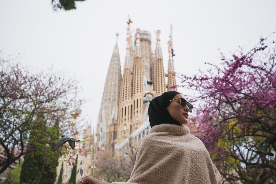 Barcelona: Professional Photoshoot Outside Sagrada Familia - The photo package and the extra-image question