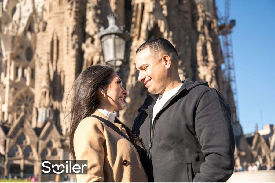 Barcelona: Professional Photoshoot Outside Sagrada Familia - Is $65 good value for a group of eight?