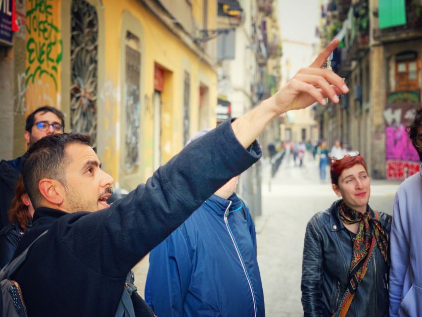 Barcelona: Ramblas, Old Town & Gaudí Houses Walking Tour - The short metro connection matters