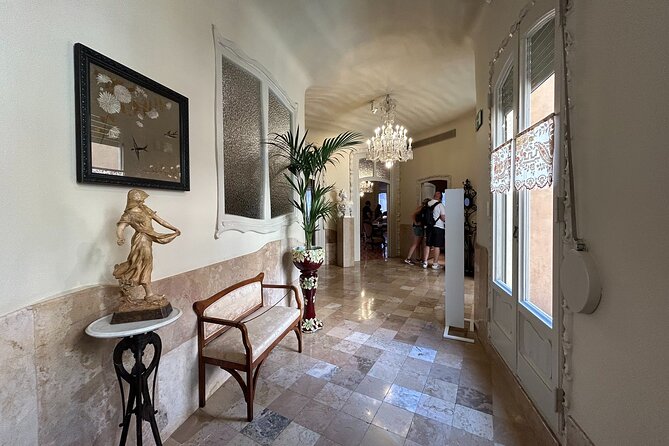 Barcelona: Reserved Entrance to Casa Mila (La Pedrera) with Audio - How the English audio guide changes the visit
