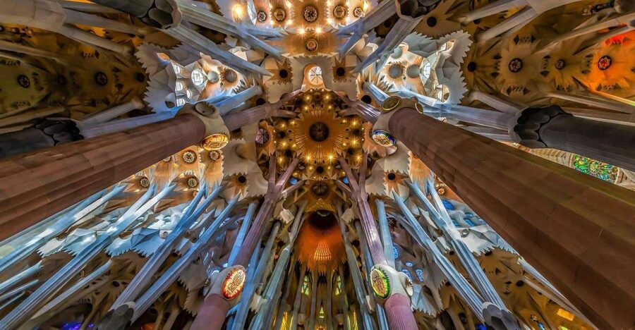 Barcelona: Sagrada Familia and City Tour with Hotel Pickup - A full Barcelona day built around Gaudí