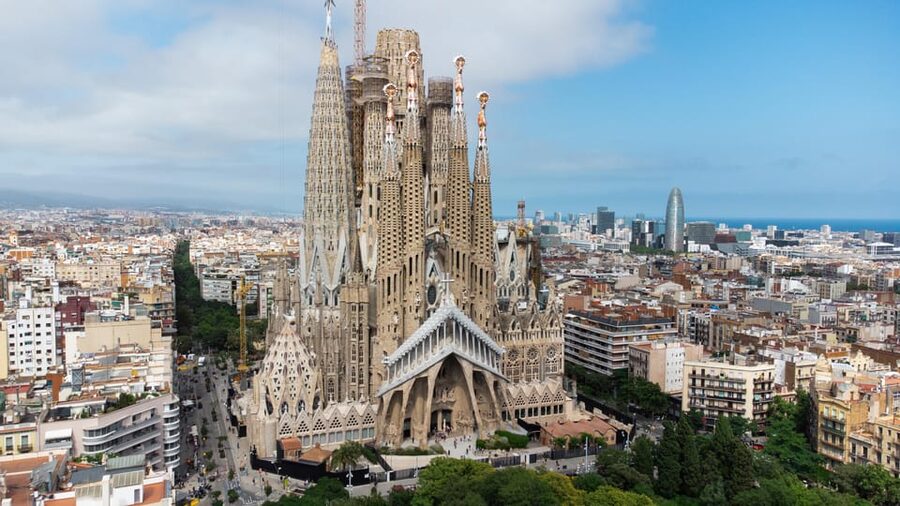 Barcelona: Sagrada Familia and Park Guell Combo Guided Tour - Moving between the two attractions