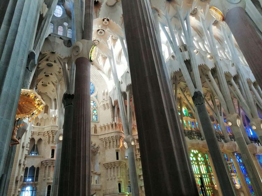 Barcelona: Sagrada Família and Park Güell Guided Tour - The air-conditioned transfer across Barcelona