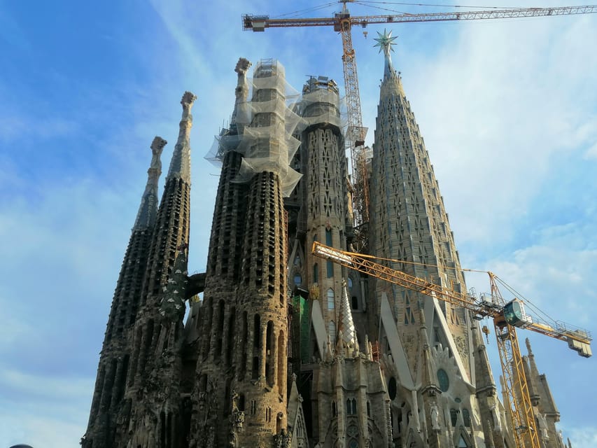 Barcelona: Sagrada Família and Park Güell Guided Tour - Meeting your guide on Carrer de Larrard