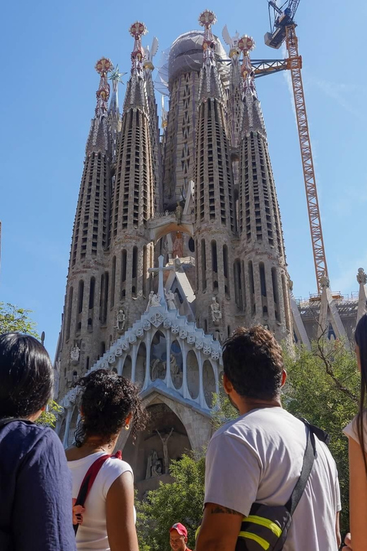 Barcelona: Sagrada Familia and Park Güell Tour - What the guide adds to the experience