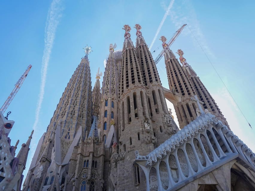 Barcelona: Sagrada Familia and Park Güell Tour - Walking, clothing, and the practical limits
