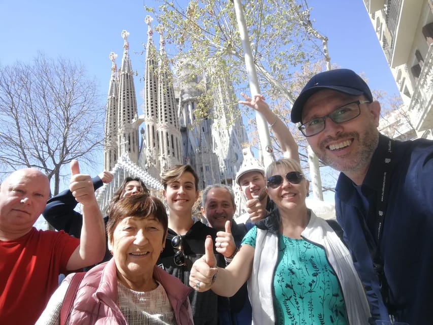 Barcelona: Sagrada Familia and Park Güell with Hotel Pickup - Passeig de Gràcia and Gaudí’s Modernist neighbors
