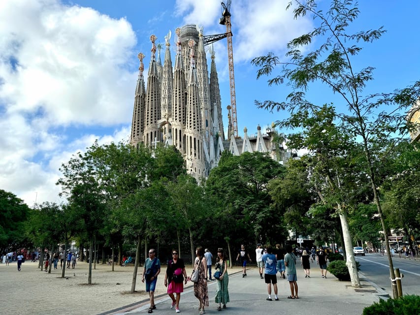 Barcelona: Sagrada Familia Entry Ticket and Guided Tour - Why a guided visit helps at Sagrada Família