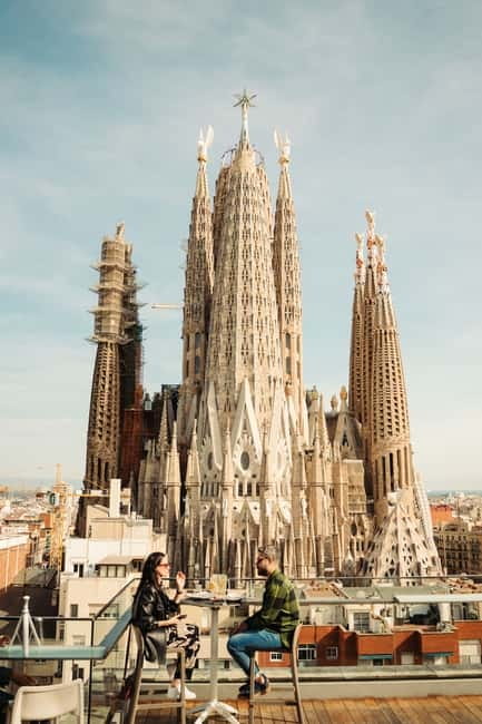 Barcelona: Sagrada Familia Evening Tour with Cava - Going inside Sagrada Familia after the crowds thin