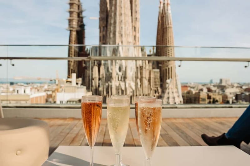 Barcelona: Sagrada Familia Evening Tour with Cava - The guide makes the difference