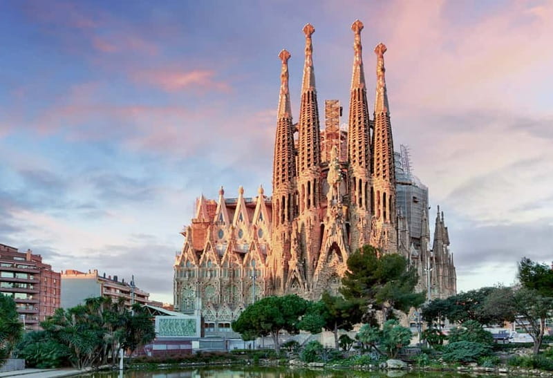 Barcelona: Sagrada Familia Evening Tour with Cava - Practical details that affect your evening