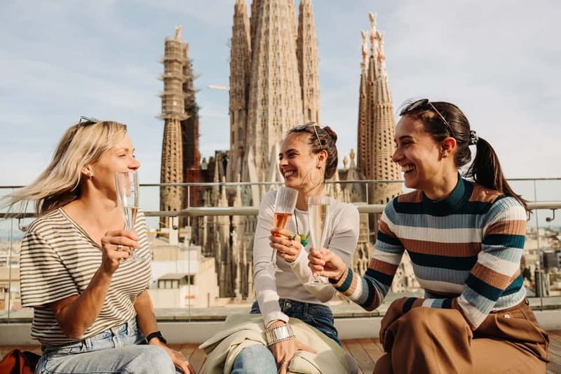 Barcelona: Sagrada Familia Evening Tour with Cava - Reading Gaudí’s façades before going inside