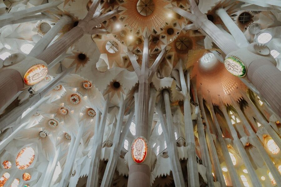 Barcelona: Sagrada Familia Fast-Track Guided Tour - What the 90-minute format feels like