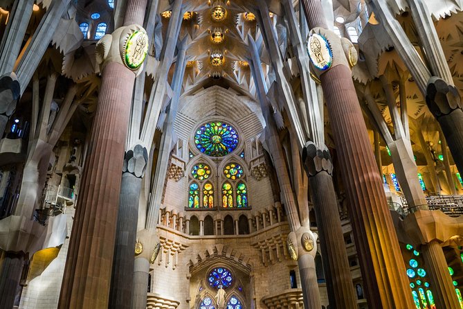 Barcelona: Sagrada Familia Fast Track Tour with Tower Option - Why a guided Sagrada Família visit helps