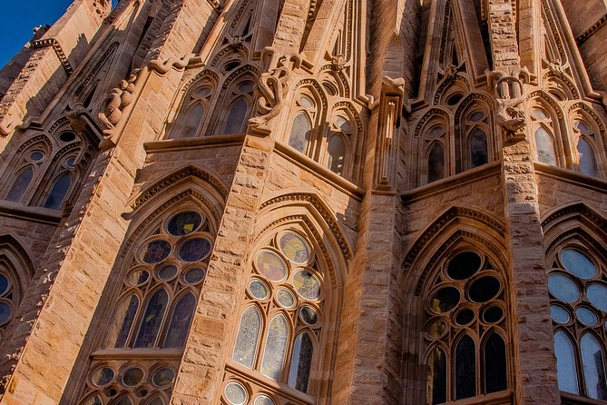 Barcelona: Sagrada Familia Fast Track Tour with Tower Option - Clothing, timing, and other practical details