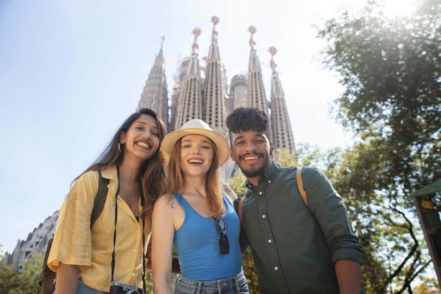 Barcelona: Sagrada Família & Gothic Quarter Walking Tour - Key points to know before booking