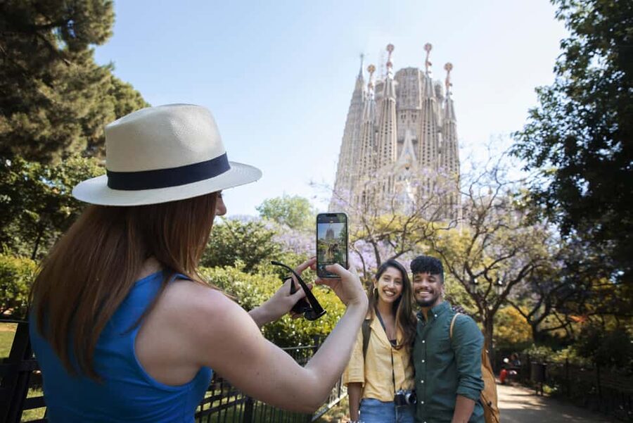 Barcelona: Sagrada Família & Gothic Quarter Walking Tour - The 15-minute metro link across Barcelona