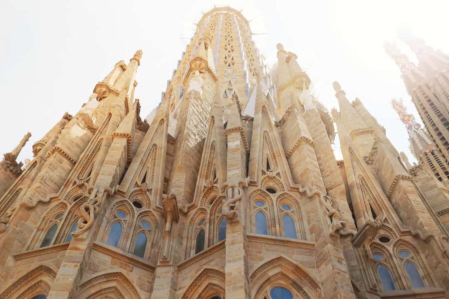 Barcelona: Sagrada Família & Gothic Quarter Walking Tour - Reading Gaudí’s unfinished masterpiece from the outside