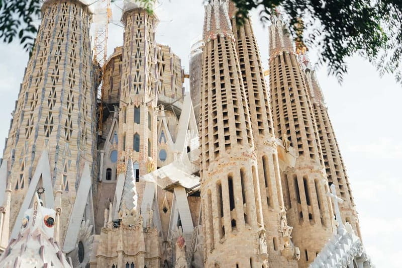 Barcelona: Sagrada Familia Guided Private Tour - Meeting at the souvenir shop