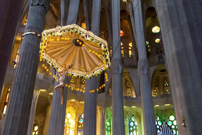 Barcelona: Sagrada Familia Guided Tour with Fast Track Access - Guide quality and the small-group choice
