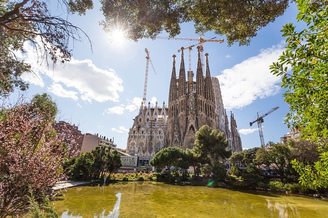 Barcelona: Sagrada Familia Guided Tour with Fast Track Access - Timing, group limits, and practical restrictions
