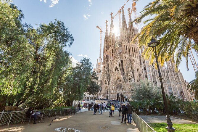 Barcelona: Sagrada Familia Guided Tour with Fast Track Access - Who should book this Sagrada Familia tour?