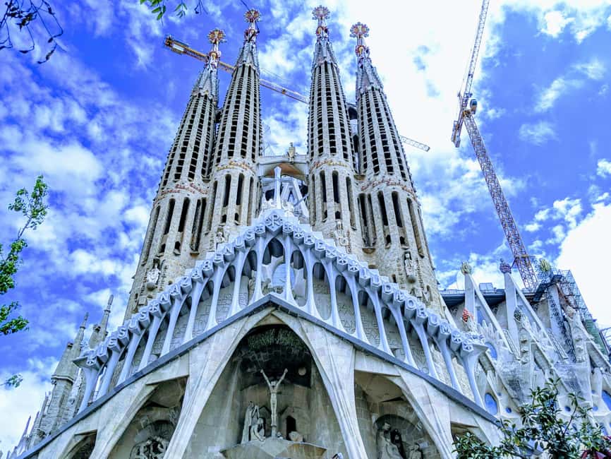 Barcelona: Sagrada Familia Guided Tour with Tickets - Why the Sagrada Familia interior deserves a guided visit