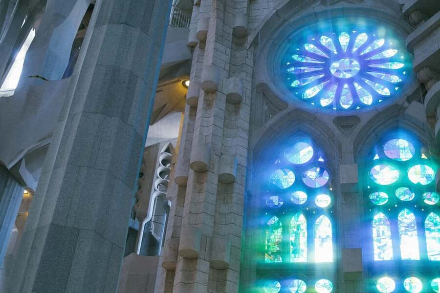 Barcelona: Sagrada Familia Guided Tour with Tickets - Reserved entry and the first look inside