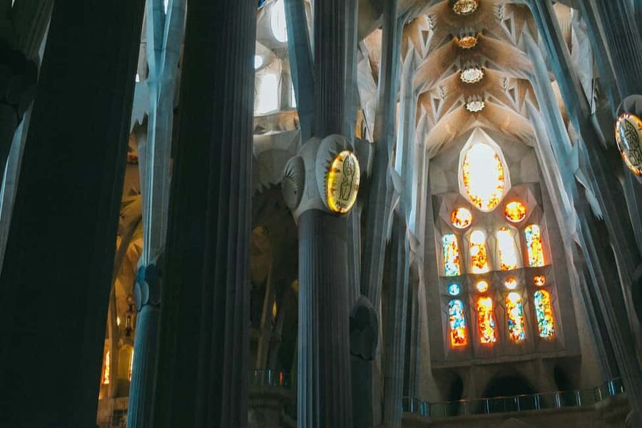 Barcelona: Sagrada Familia Guided Tour with Tickets - Stained glass and the movement of light