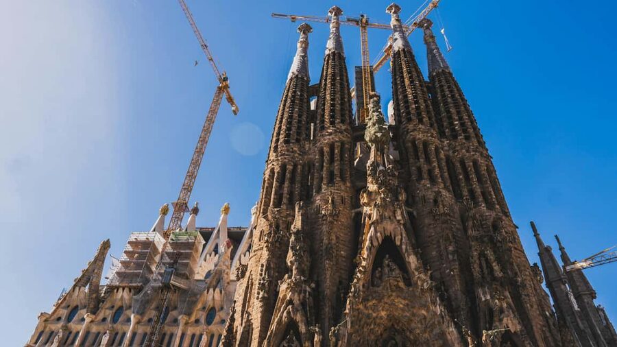 Barcelona: Sagrada Familia Guided Tour with Tickets - The altar, choir, apse, and seven chapels