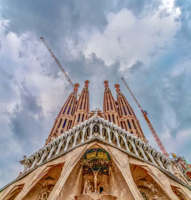 Barcelona: Sagrada Familia Guided Tour with Tickets - How the guides shape the visit
