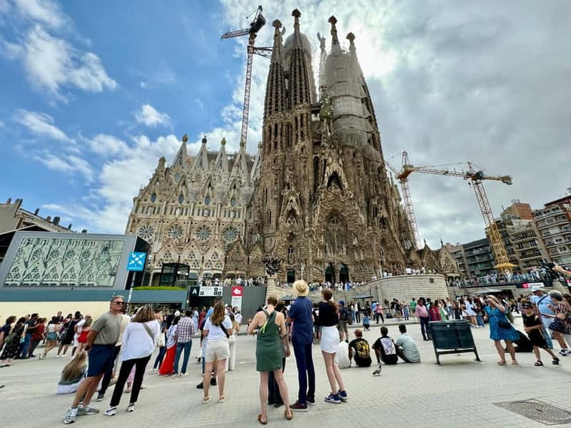 Barcelona: Sagrada Familia, La Pedrera & Cava Tasting Tour - Why this Gaudí pairing works so well