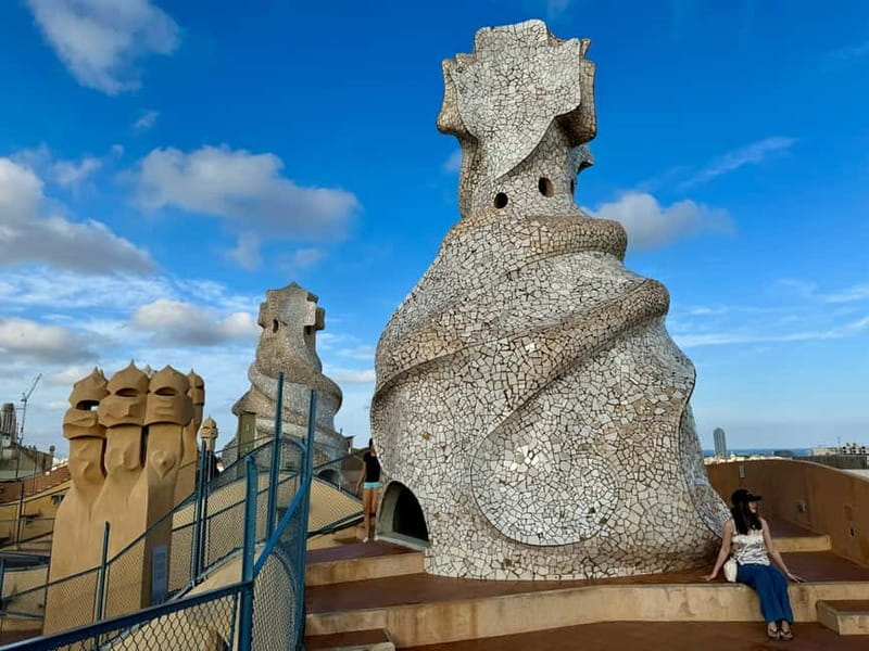 Barcelona: Sagrada Familia, La Pedrera & Cava Tasting Tour - Walking Eixample between two famous buildings