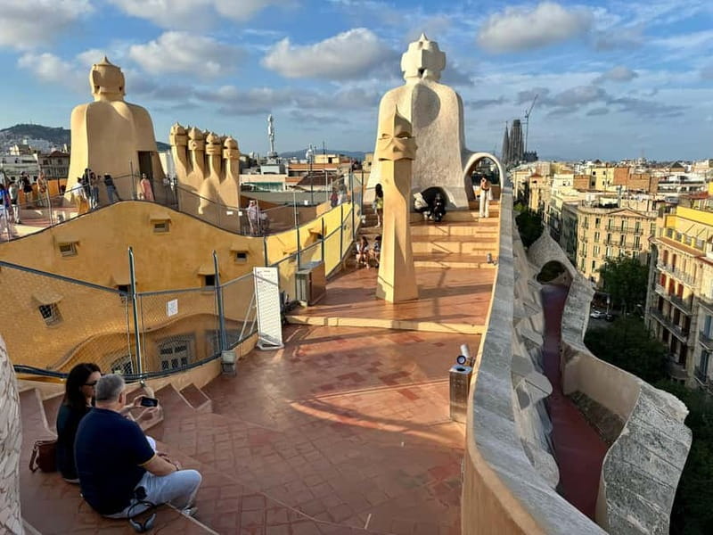 Barcelona: Sagrada Familia, La Pedrera & Cava Tasting Tour - Entering Sagrada Familia with time to look up