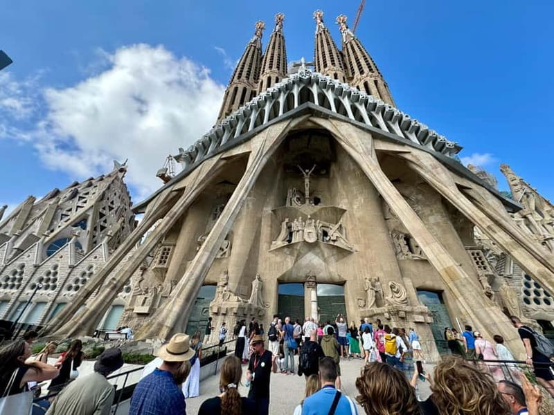 Barcelona: Sagrada Familia, La Pedrera & Cava Tasting Tour - Practical details that can save you trouble