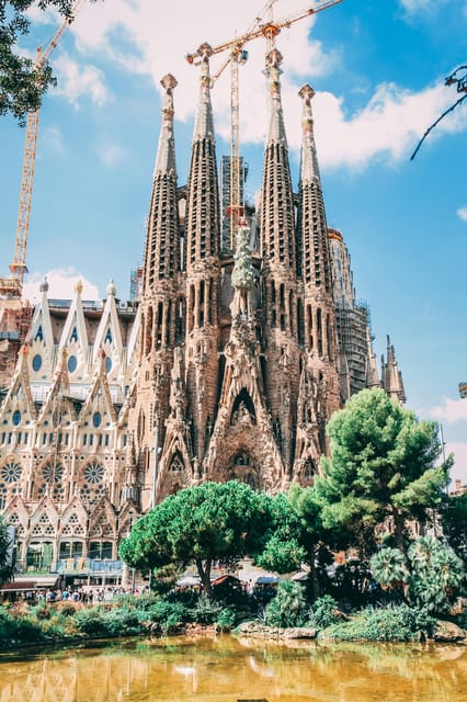 Barcelona: Sagrada Familia, Modernism, and Old Town Tour - Why this route works for a first day in Barcelona