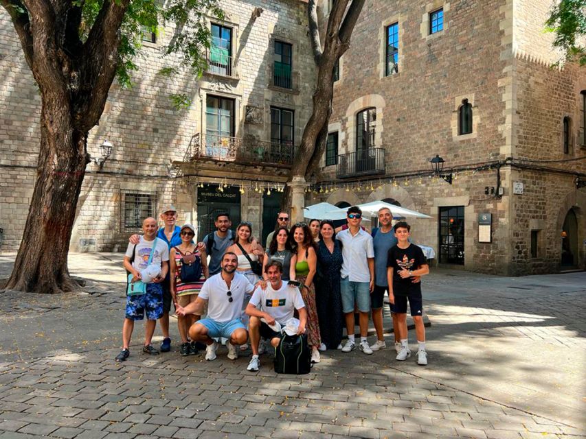 Barcelona: Sagrada Familia, Modernism, and Old Town Tour - The Kiss Mural and Plaça del Rei