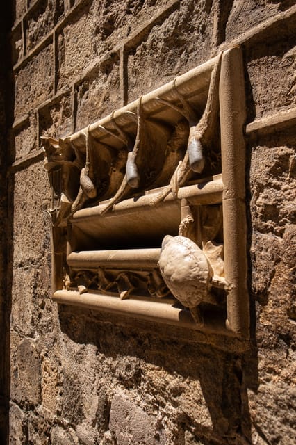 Barcelona: Sagrada Familia, Modernism, and Old Town Tour - What the guides add to the experience