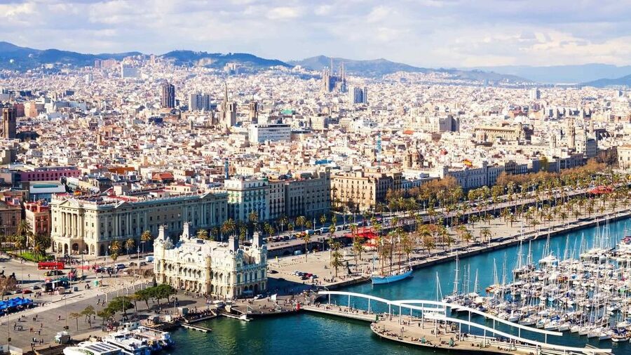 Barcelona: Sagrada Familia & Montserrat Full-Day with Pickup - What the guides add to the day