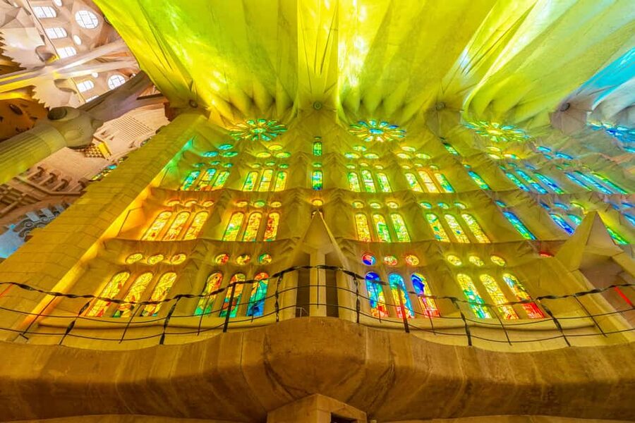 Barcelona: Sagrada Familia & Optional Park Guell Guided Tour - Hotel pickup, drivers, and the first meeting