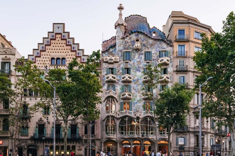 Barcelona: Sagrada Familia or City Tour by Bike or eBike - The 11am Gaudi route and Sagrada Familia
