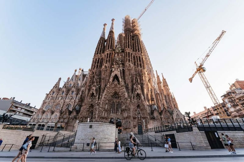 Barcelona: Sagrada Familia or City Tour by Bike or eBike - The 4pm beach, Born, and Gothic Quarter route