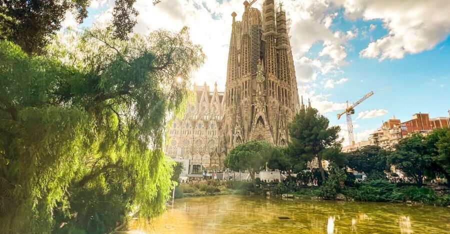 Barcelona: Sagrada Familia, Park Güell & Gothic Quarter Tour - Key points to know before booking