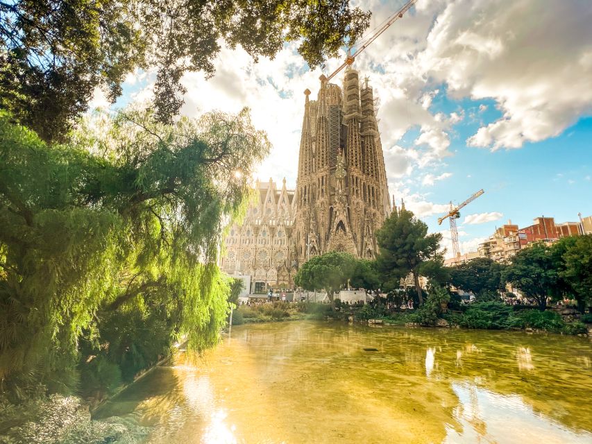 Barcelona: Sagrada Familia, Park Güell & Gothic Quarter Tour - Who will get the most from this tour?