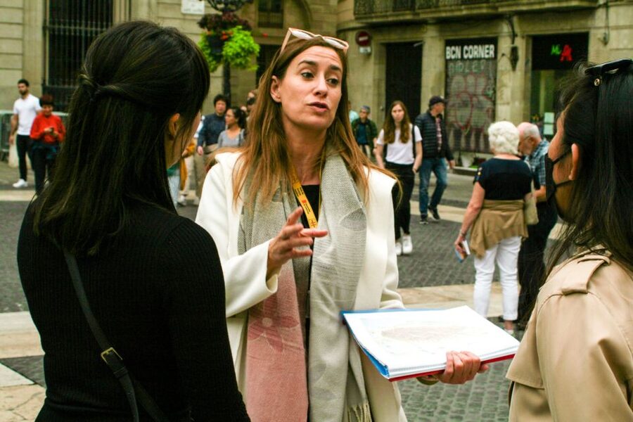 Barcelona: Sagrada Familia, Park Güell & Gothic Quarter Tour - Entering Sagrada Família with orientation first