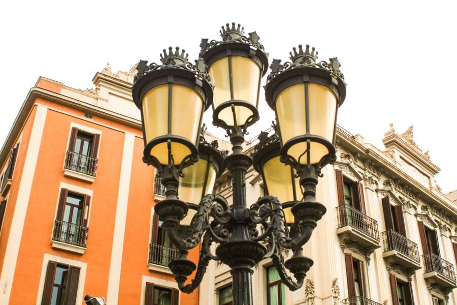 Barcelona: Sagrada Familia, Park Güell & Gothic Quarter Tour - How much walking and waiting should you expect?