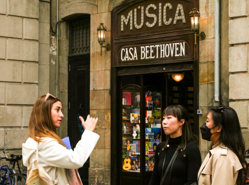 Barcelona: Sagrada Familia, Park Güell & Gothic Quarter Tour - Starting in the old city at La Rambla