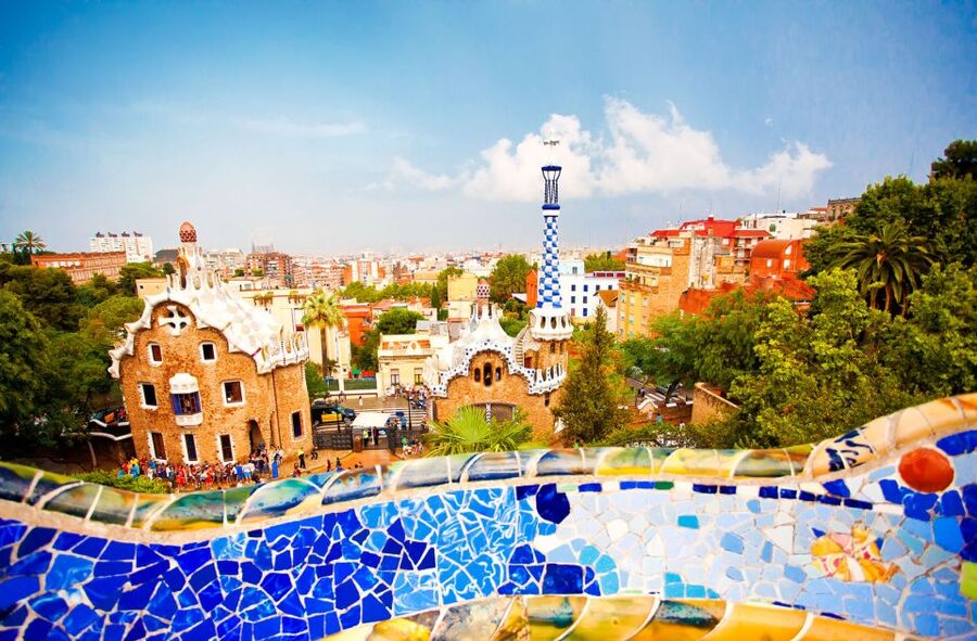 Barcelona: Sagrada Familia & Park Güell Guided Tour & Ticket - Group size, language, and guide quality