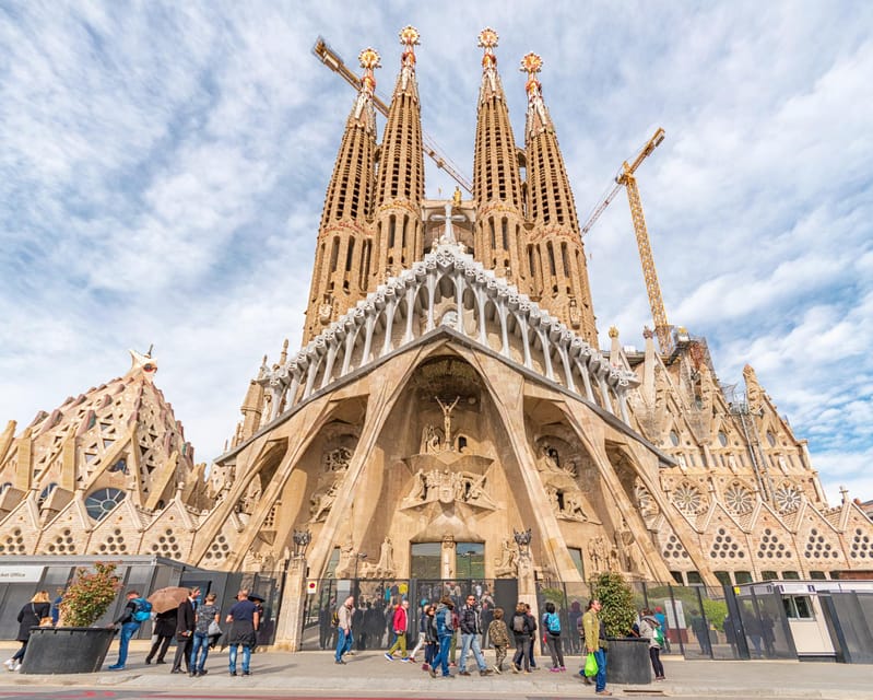 Barcelona: Sagrada Familia & Park Güell Guided Tour & Ticket - What to wear and bring