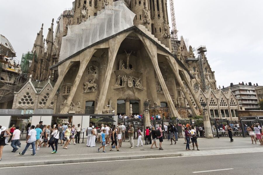 Barcelona: Sagrada Familia & Park Güell Guided Tour & Ticket - Who should book this Gaudí tour?